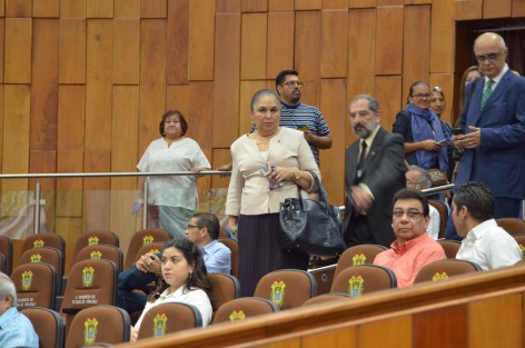La rectora de la UV, Sara Ladrón de Guevara, acudió a la sesión del Congreso donde se votó a favor de la autonomía presupuestaria para la UV.