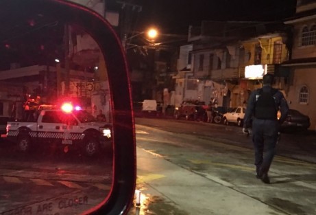 Un hombre fue baleado en la calle Acosta, entre 20 de Noviembre y Clavijero, en el Centro de Xalapa, alrededor de las 21:30 horas. Elementos de la SSP acudieron al lugar luego del reporte del sonido de disparos, hallando tirada a la víctima, quien murió a los pocos minutos.