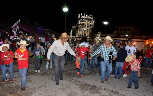 Previo a encender los toros,  éstos son ofrecidos a la Santa para posteriormente danzar justo enfrente de la iglesia. 