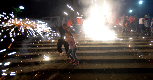 Niños,  jó venes y adultos disfrutan del olor a pólvora y de la emocion de los cohetes chifladores que persiguen a más de uno, además de que algunos son acompañados de banda.