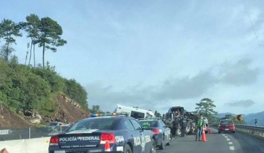 Un torton doble remolque quedó sin frenos en el kilómetro 139 de la autopista Perote - Xalapa, falleciendo su conductor; una ambulancia del IMSS Perote fue impactada pero no hubo lesionados. 