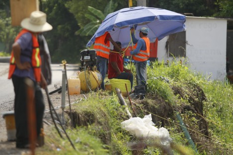 Se realizan trabajos de colocación de conchacreto en los márgenes del río Jamapa, a la altura de la comunidad de Playa de Vacas en el municipio de Medellín, con la finalidad de prevenir el deslave de las orillas y de está forma evitar accidentes. Los trabajos son realizados por CONAGUA