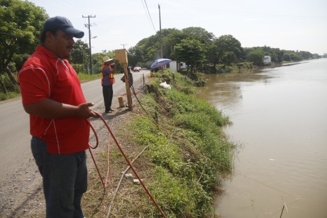 Se realizan trabajos de colocación de conchacreto en los márgenes del río Jamapa, a la altura de la comunidad de Playa de Vacas en el municipio de Medellín, con la finalidad de prevenir el deslave de las orillas y de está forma evitar accidentes. Los trabajos son realizados por CONAGUA