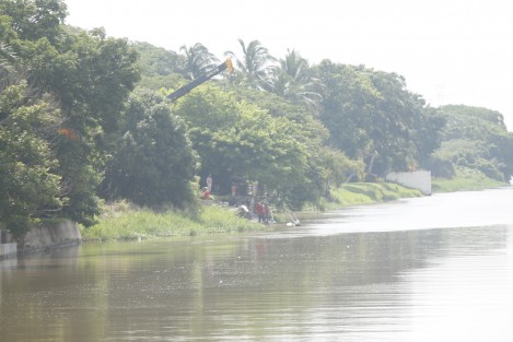 Se realizan trabajos de colocación de conchacreto en los márgenes del río Jamapa, a la altura de la comunidad de Playa de Vacas en el municipio de Medellín, con la finalidad de prevenir el deslave de las orillas y de está forma evitar accidentes. Los trabajos son realizados por CONAGUA