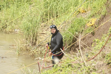 Se realizan trabajos de colocación de conchacreto en los márgenes del río Jamapa, a la altura de la comunidad de Playa de Vacas en el municipio de Medellín, con la finalidad de prevenir el deslave de las orillas y de está forma evitar accidentes. Los trabajos son realizados por CONAGUA. 
