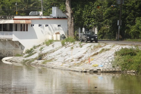 Se realizan trabajos de colocación de conchacreto en los márgenes del río Jamapa, a la altura de la comunidad de Playa de Vacas en el municipio de Medellín, con la finalidad de prevenir el deslave de las orillas y de está forma evitar accidentes. Los trabajos son realizados por CONAGUA. 