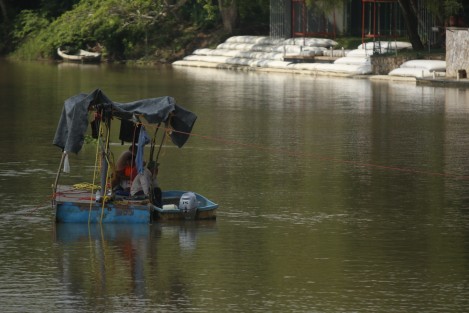 Se realizan trabajos de colocación de conchacreto en los márgenes del río Jamapa, a la altura de la comunidad de Playa de Vacas en el municipio de Medellín, con la finalidad de prevenir el deslave de las orillas y de está forma evitar accidentes. Los trabajos son realizados por CONAGUA. 