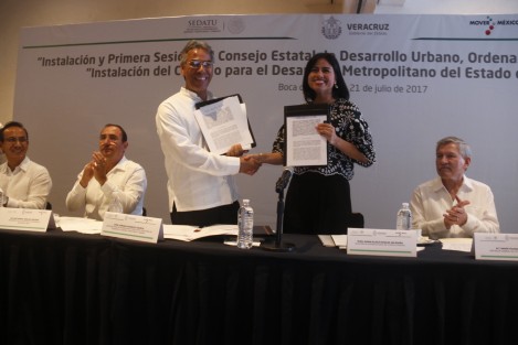 La secretaria de SEDESOL del gobierno del estado, Indira de Jesús Rosales San Román, y el subsecretario de SEDATU, Enrique González Tiburcio, firmaron el convenio de colaboración de la instalación del consejo para el desarrollo metropolitano del estado de Veracruz. 