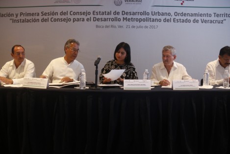 La secretaria de SEDESOL del gobierno del estado, Indira de Jesús Rosales San Román, y el subsecretario de SEDATU, Enrique González Tiburcio, firmaron el convenio de colaboración de la instalación del consejo para el desarrollo metropolitano del estado de Veracruz. 
