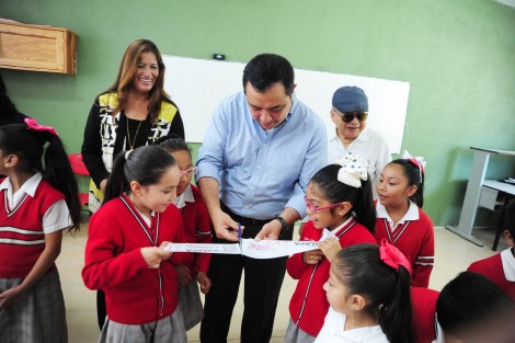 Al entregar dos aulas en la Primaria Benito Juárez García, en la colonia Lomas de San Roque, y apoyos a la Escuela de Bachilleres Constitución de 1917, en el Centro, el alcalde Américo Zúñiga Martínez recordó que la administración municipal ha realizado una inversión sin precedentes, superior a los 50 millones de pesos, en la mejora de las escuelas de Xalapa, lo que muestra nuestro compromiso con la educación.
