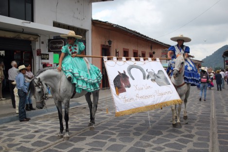 Cientos de arrieros y jinetes marcharon en procesión por las calles de Xico, Veracruz para venerar a Santa María Magdalena. 