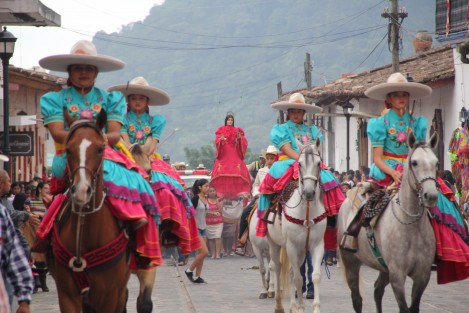 Cientos de arrieros y jinetes marcharon en procesión por las calles de Xico, Veracruz para venerar a Santa María Magdalena. 