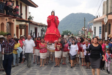 Cientos de arrieros y jinetes marcharon en procesión por las calles de Xico, Veracruz para venerar a Santa María Magdalena. 