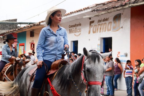Mara Chama, hija del alcalde electo de Teocelo, Mario Chama Díaz, participó en la peregrinación. 