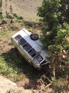 Siete obreros de PEMEX resultaron lesionados, luego que un camión de pasajeros de la misma empresa cayera a un barranco en El Chote, al norte del estado,  tras desgajarse una parte del camino por donde se desplazaba. Los heridos fueron trasladado al hospital de Poza Rica, y se encuentran delicados.
