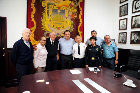 El alcalde Américo Zúñiga Martínez se reunió con representantes del Heroico Cuerpo de Bomberos, para continuar colaborando para la construcción de una Estación de Bomberos en el Castillo, que permita atender a las colonias del norte de la ciudad, así como a las Congregaciones.  Cabe recordar que esta administración municipal ya autorizó a través del Cabildo la adquisición de un terreno para que se pueda instalar este inmueble. Durante la reunión, estuvo presente Ernesto Flores Tlapa, Comandante y Presidente del Patronato de Bomberos de Xalapa; el Subdirector de Protección Civil municipal, Silverio Ávila Contreras e integrantes del Cuerpo de Bomberos y del Patronato.
