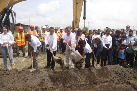 El gobernador del estado, Miguel Ángel Yunes Linares, acudió a poner  en marcha los trabajos de construcción de aulas y canchas en la escuela primaria <em>Gabriel García Márquez</em> en el municipio de Medellín de Bravo.
