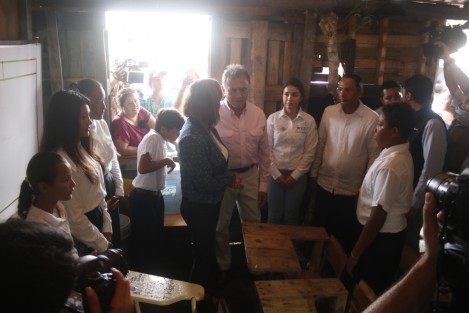 El gobernador del estado, Miguel Ángel Yunes Linares, acudió a poner  en marcha los trabajos de construcción de aulas y canchas en la escuela primaria <em>Gabriel García Márquez</em> en el municipio de Medellín de Bravo. 