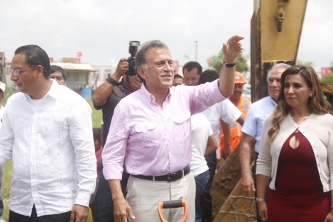  Además Yunes Linares aprovechó la ocasión para negar que esté implicado en el caso de la empresa farmaceútica <em>El Globo</em>, la cual saliera a relucir durante la audiencia de Javier Duarte, como una de las empresas que ayudaron a que se desviaran recursos del Estado, y que según la <em>Carpeta Azul</em> difundida por AMLO, sería propiedad del actual gobernador de Veracruz. 