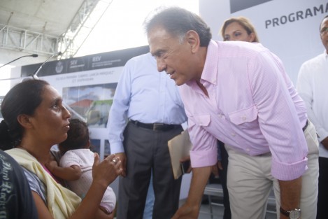  Además Yunes Linares aprovechó la ocasión para negar que esté implicado en el caso de la empresa farmaceútica <em>El Globo</em>, la cual saliera a relucir durante la audiencia de Javier Duarte, como una de las empresas que ayudaron a que se desviaran recursos del Estado, y que según la <em>Carpeta Azul</em> difundida por AMLO, sería propiedad del actual gobernador de Veracruz. 