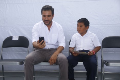 A decir del Gobernador Miguel Ángel Yunes Linares, invitó a su hijo, el alcalde de Boca del Río, al evento en Medellín, para que le dé una idea de cómo se ha trabajado en ese municipio (uno desde hace décadas próspero por la infraestructura turística en donde gobiernos anteriores y empresarios han invertido miles de millones de pesos), para mejorar el sector educativo. 