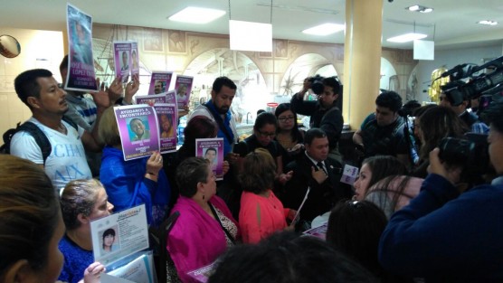 Familiares de desaparecidos anunciaron que procederán a denunciar al exgobernador de Veracruz, Javier Duarte, y al exsecretario de Seguridad Pública, Arturo Bermúdez Zurita, ante instancias internacionales por crímenes de lesa humanidad. 