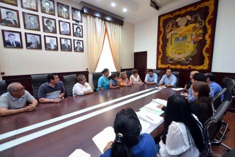 El alcalde Américo Zúñiga Martínez reiteró el apoyo de su administración a los comerciantes del Mercado Jáuregui que acudieron a Palacio Municipal para externarle sus inquietudes en materia económica. 