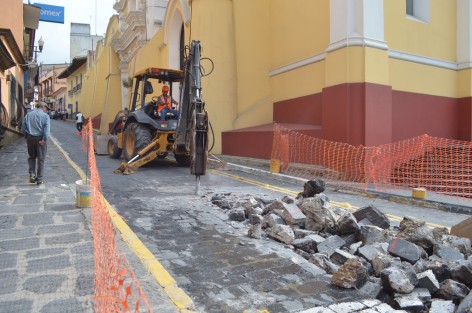 Debido a las obras de remodelación de la avenida Enríquez en la capital veracruzana, fue cerrada a la circulación vehicular la calle Revolución para realizar trabajos en esa esquina. El callejón de Rojas fue abierto para desalojar el tráfico. 