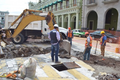 Debido a las obras de remodelación de la avenida Enríquez en la capital veracruzana, fue cerrada a la circulación vehicular la calle Revolución para realizar trabajos en esa esquina. El callejón de Rojas fue abierto para desalojar el tráfico. 