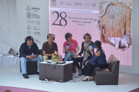 Asistentes a l Feria del libro Infantil y juvenil disfrutaron de una tranquila mañana donde puedieron disfrutar de la lectura, presentaciones de libros y recorrer los diferentes stands de las editoriales que participan.