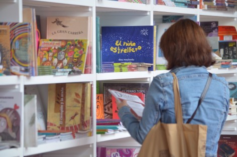 Asistentes a l Feria del libro Infantil y juvenil disfrutaron de una tranquila mañana donde puedieron disfrutar de la lectura, presentaciones de libros y recorrer los diferentes stands de las editoriales que participan. 