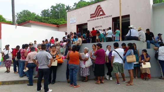 Un trato indigno y casi inhumano, vienen recibiendo los beneficiarios del Seguro Popular en Papantla, que están siendo citadas para llevar a cabo su reafiliación, quienes pasan horas formando largas filas afuera del Hospital Regional José Buill Bellenguier en esta cabecera municipal.