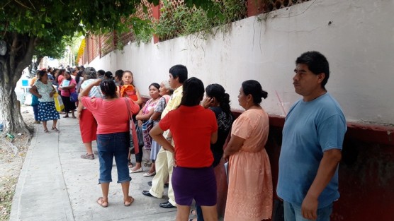 Un trato indigno y casi inhumano, vienen recibiendo los beneficiarios del Seguro Popular, que están siendo citadas para llevar a cabo su reafiliación, quienes pasan horas formando largas filas afuera del Hospital Regional José Buill Bellenguier en esta cabecera municipal.