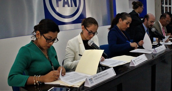 En apoyo a la economía de las familias veracruzanas y en respaldo a los jóvenes para que continúen con su formación profesional, la diputada local por Xalapa, Cinthya Lobato Calderón firmó convenios con cinco institutos de educación superior en los que se plasma el compromiso de ofertar becas en inscripciones, colegiaturas y que abarcaría hasta trámites de titulación.
