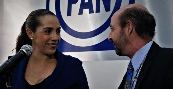 En apoyo a la economía de las familias veracruzanas y en respaldo a los jóvenes para que continúen con su formación profesional, la diputada local por Xalapa, Cinthya Lobato Calderón firmó convenios con cinco institutos de educación superior en los que se plasma el compromiso de ofertar becas en inscripciones, colegiaturas y que abarcaría hasta trámites de titulación.
