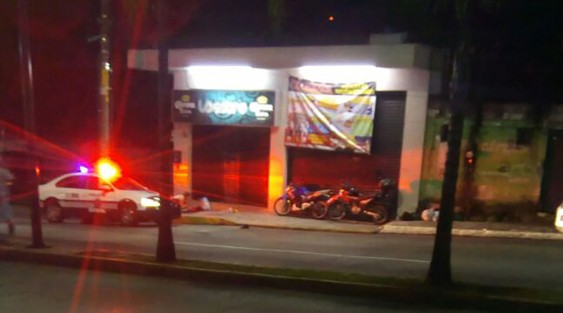 Alrededor de las 9 de la noche de este lunes, un par de hombres fueron acribillados en un bar ubicado en la calle 5, avenida 11 de Córdoba, donde otros dos quedaron tendidos, heridos de gravedad, mientras departían en un bar conocido como <em>La Sobremesa</em>, por un comando armado. 
