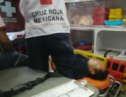 Elementos de Seguridad Pública alertados a través del teléfono de emergencias 911, llegaron minutos más tarde y aseguraron a una persona que presuntamente participó en el ataque, mientras que el resto del grupo armado logró darse a la fuga, perseguidos por diferentes lugares de la ciudad. 