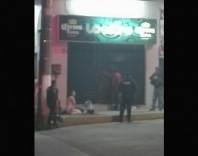 Alrededor de las 9 de la noche de este lunes, un par de hombres fueron acribillados en un bar ubicado en la calle 5, avenida 11 de Córdoba, donde otros dos quedaron tendidos, heridos de gravedad, mientras departían en un bar conocido como La Sobremesa, por un comando armado. 
