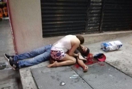 Alrededor de las 9 de la noche de este lunes, un par de hombres fueron acribillados en un bar ubicado en la calle 5, avenida 11 de Córdoba, donde otros dos quedaron tendidos, heridos de gravedad, mientras departían en un bar conocido como <em>La Sobremesa</em>, por un comando armado. 
