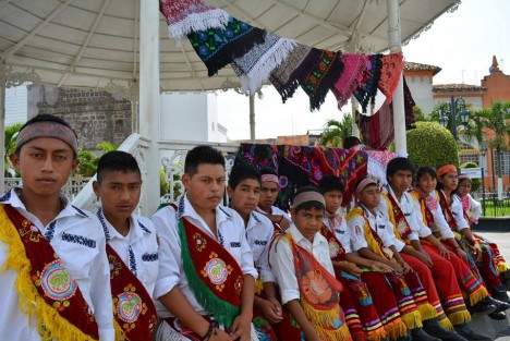 Superan expectativas los voladores de Hueyapan, Puebla en su presentación en Tlapacoyan.
