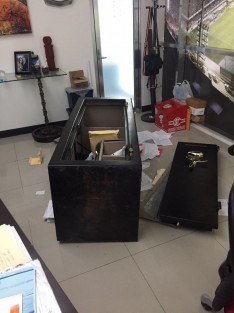 Ladrones ingresaron la madrugada de este martes a las oficinas del Club Tiburones Rojos de Veracruz, en el estadio <em>Luis de la Fuente</em> de Boca del Río, llevándose aproximadamente 500 mil pesos, producto de la taquilla del domingo. En el lugar dejaron desorden y daños derivado de la búsqueda del dinero.  
