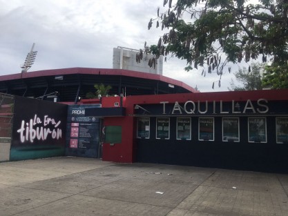 Ladrones ingresaron la madrugada de este martes a las oficinas del Club Tiburones Rojos de Veracruz, en el estadio Luis de la Fuente de Boca del Río, llevándose aproximadamente 500 mil pesos, producto de la taquilla del domingo. En el lugar dejaron desorden y daños derivado de la búsqueda del dinero.  