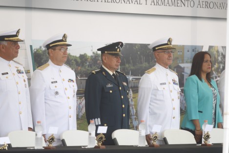 El comandante de la Primera Región Naval, Fernando Arturo Castañón Zamacona, presidió la Ceremonia de Graduación de 103 elementos que concluyeron los Cursos de Capacitación en las especialidades de Mecánica de Aviación Naval, Electrónica Naval y Armamento Aeronaval en la Escuela de Mecánica de Aviación Naval de Las Bajadas.
