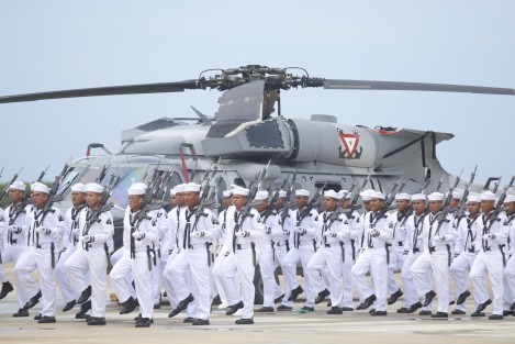 El comandante de la Primera Región Naval, Fernando Arturo Castañón Zamacona, presidió la Ceremonia de Graduación de 103 elementos que concluyeron los Cursos de Capacitación en las especialidades de Mecánica de Aviación Naval, Electrónica Naval y Armamento Aeronaval en la Escuela de Mecánica de Aviación Naval de Las Bajadas.
