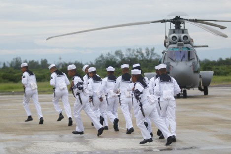 El comandante de la Primera Región Naval, Fernando Arturo Castañón Zamacona, presidió la Ceremonia de Graduación de 103 elementos que concluyeron los Cursos de Capacitación en las especialidades de Mecánica de Aviación Naval, Electrónica Naval y Armamento Aeronaval en la Escuela de Mecánica de Aviación Naval de Las Bajadas.
