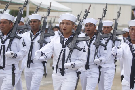 El comandante de la Primera Región Naval, Fernando Arturo Castañón Zamacona, presidió la Ceremonia de Graduación de 103 elementos que concluyeron los Cursos de Capacitación en las especialidades de Mecánica de Aviación Naval, Electrónica Naval y Armamento Aeronaval en la Escuela de Mecánica de Aviación Naval de Las Bajadas.
