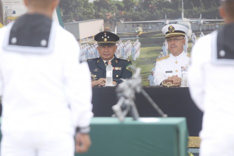 El comandante de la Primera Región Naval, Fernando Arturo Castañón Zamacona, presidió la Ceremonia de Graduación de 103 elementos que concluyeron los Cursos de Capacitación en las especialidades de Mecánica de Aviación Naval, Electrónica Naval y Armamento Aeronaval en la Escuela de Mecánica de Aviación Naval de Las Bajadas.
