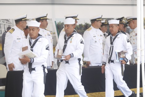 El comandante de la Primera Región Naval, Fernando Arturo Castañón Zamacona, presidió la Ceremonia de Graduación de 103 elementos que concluyeron los Cursos de Capacitación en las especialidades de Mecánica de Aviación Naval, Electrónica Naval y Armamento Aeronaval en la Escuela de Mecánica de Aviación Naval de Las Bajadas.
