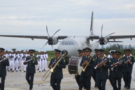 El comandante de la Primera Región Naval, Fernando Arturo Castañón Zamacona, presidió la Ceremonia de Graduación de 103 elementos que concluyeron los Cursos de Capacitación en las especialidades de Mecánica de Aviación Naval, Electrónica Naval y Armamento Aeronaval en la Escuela de Mecánica de Aviación Naval de Las Bajadas.
