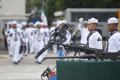 El comandante de la Primera Región Naval, Fernando Arturo Castañón Zamacona, presidió la Ceremonia de Graduación de 103 elementos que concluyeron los Cursos de Capacitación en las especialidades de Mecánica de Aviación Naval, Electrónica Naval y Armamento Aeronaval en la Escuela de Mecánica de Aviación Naval de Las Bajadas.
